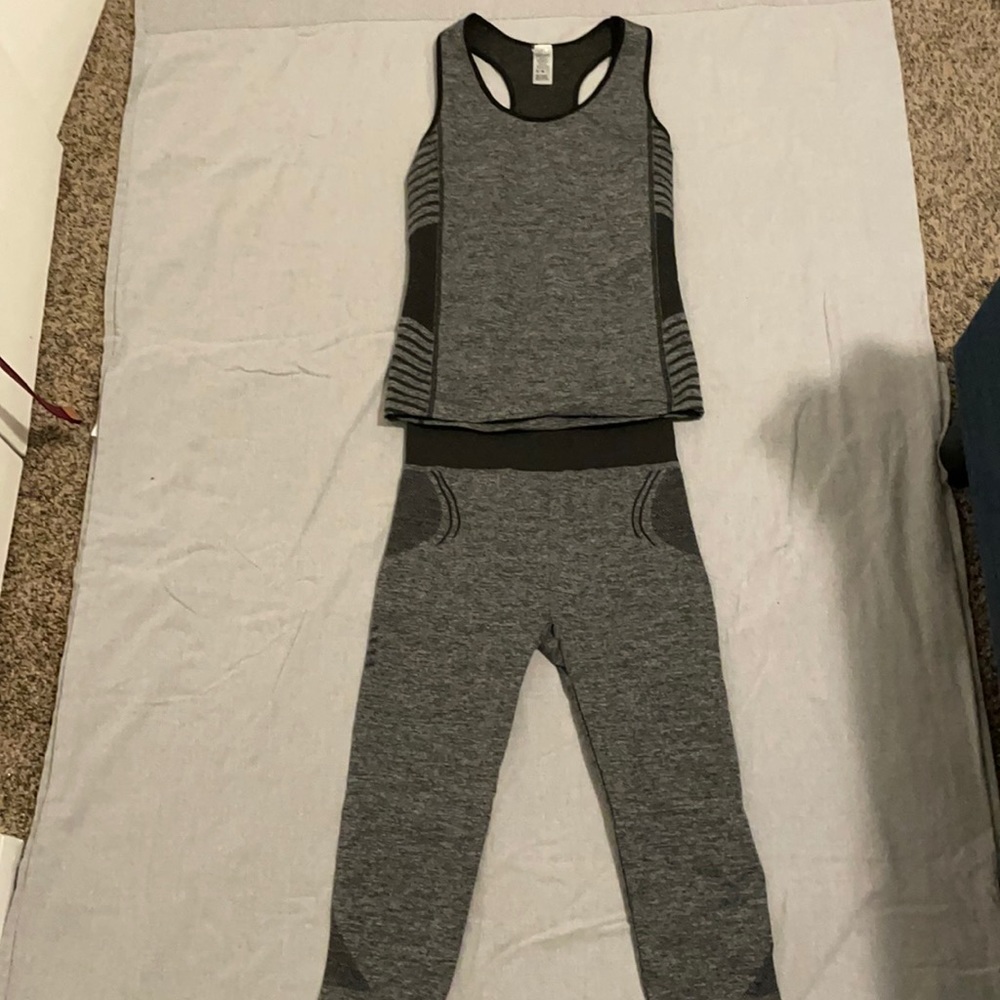 Workout set! Size one size fits all! Stretchy!